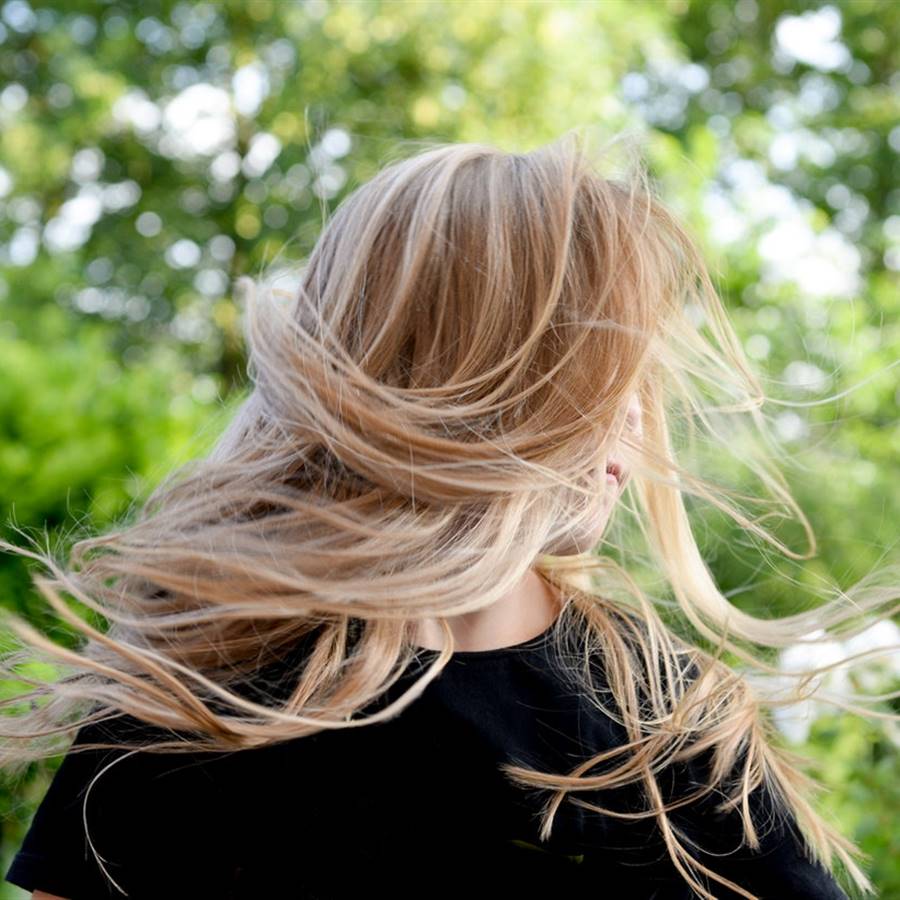 Pelo con canas: cómo disimularlas con henna 