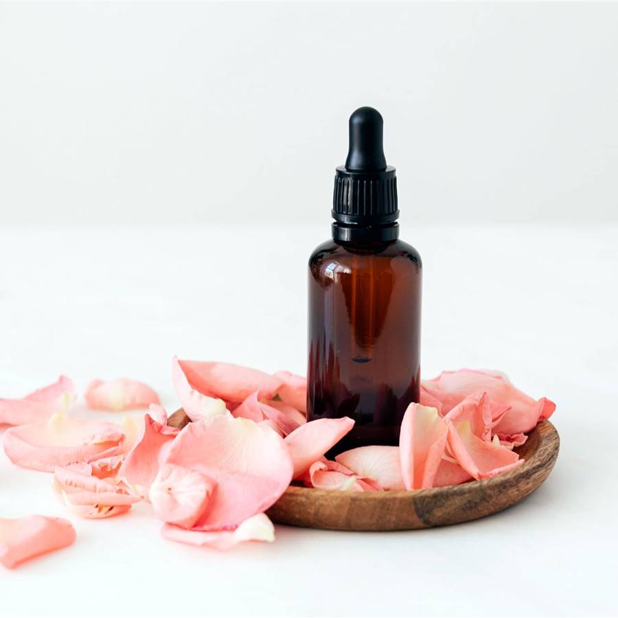 Aceite esencial de rosas: todas sus propiedades y usos