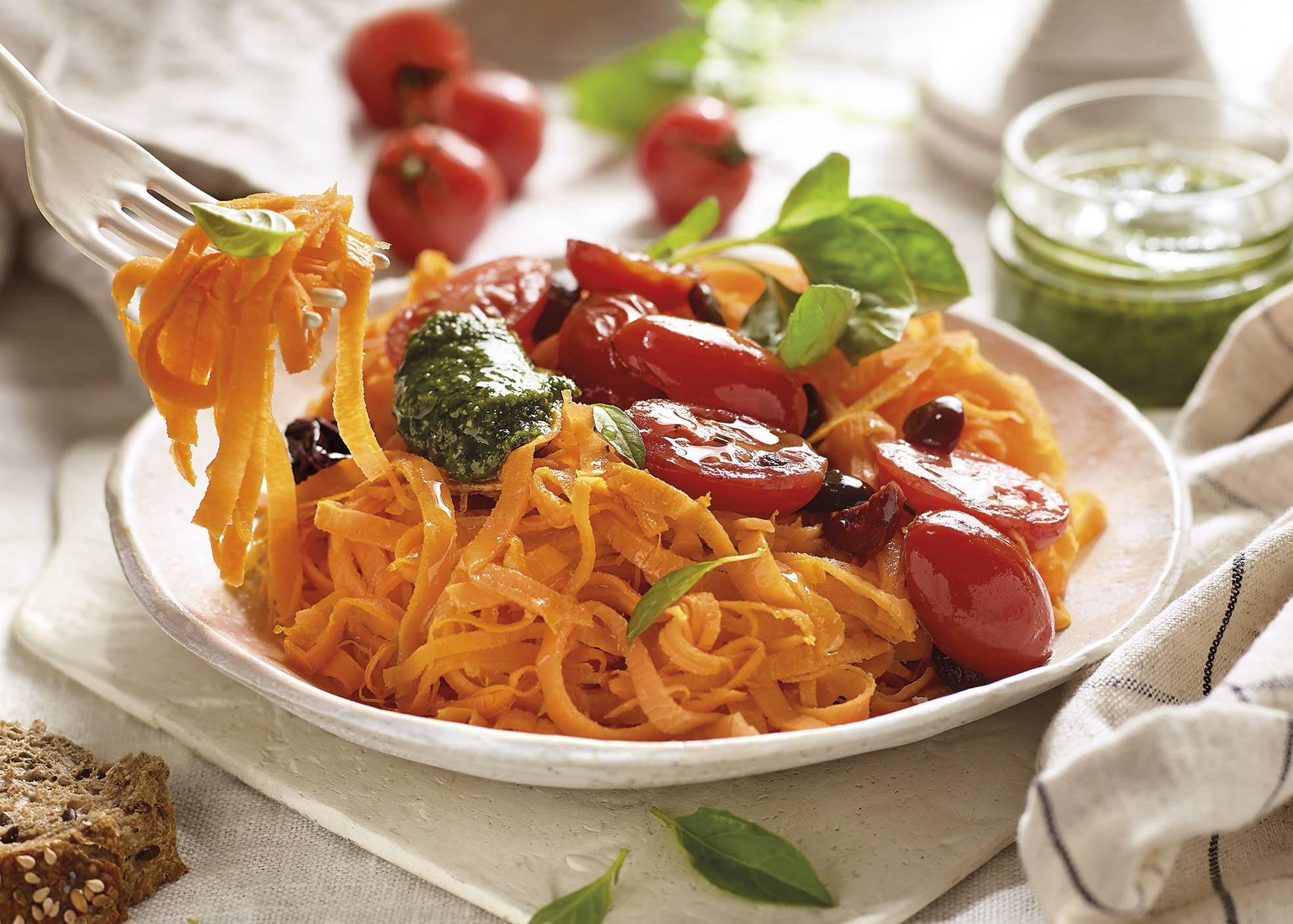 C-CARBOHIDRATOSespagueti-calabaza. Espaguetis de calabaza a la cúrcuma con pesto de nueces 