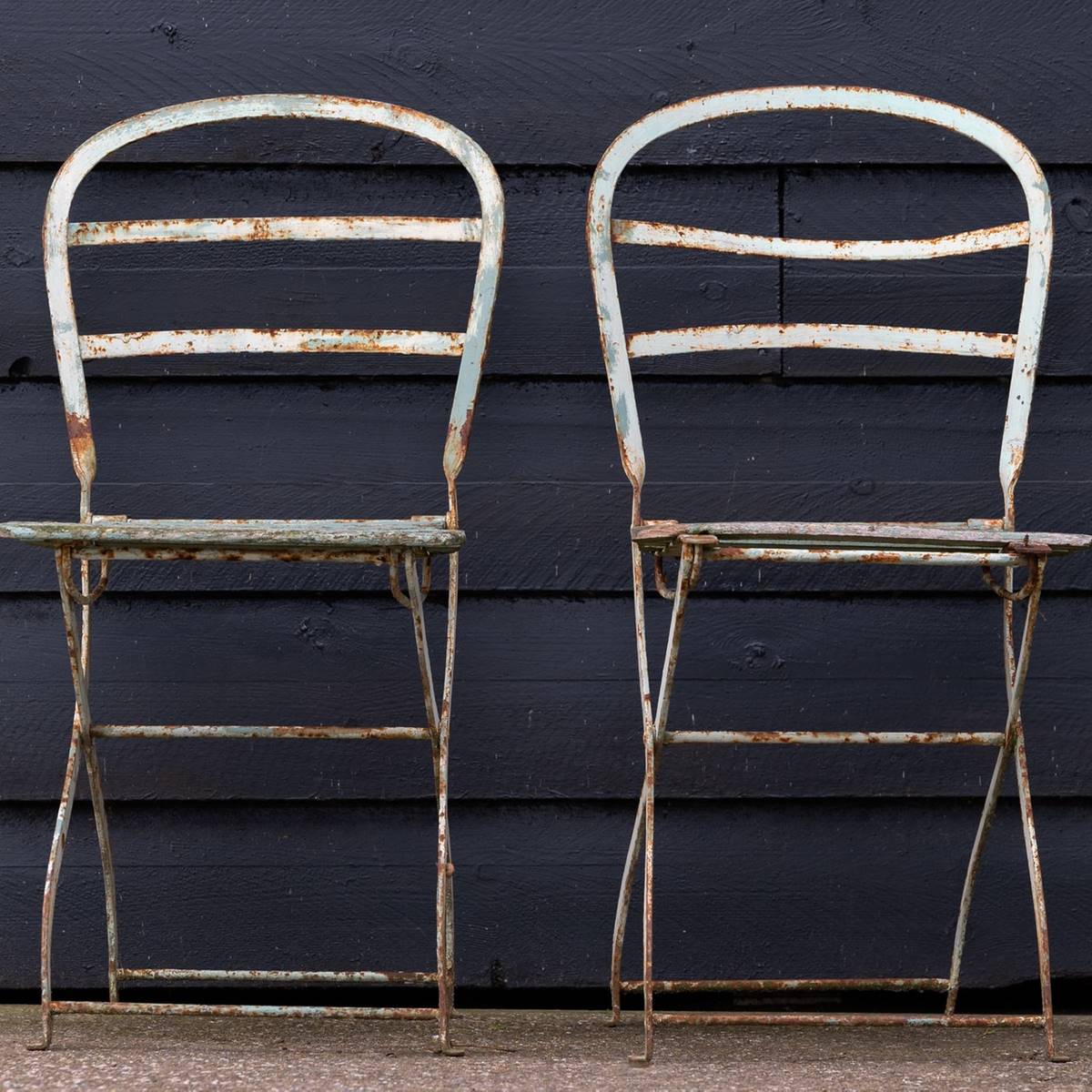 Dos sillas de metal de jardín oxidadas