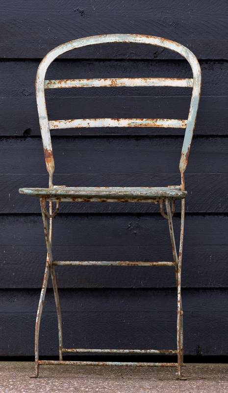 Dos sillas de metal de jardín oxidadas