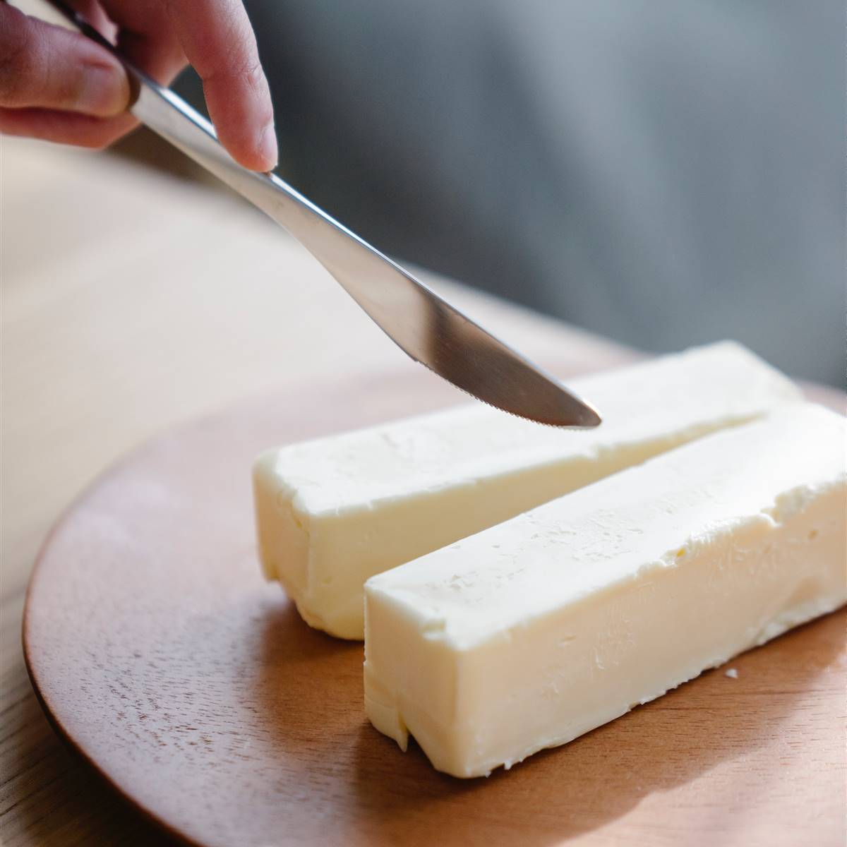 Persona cortando mantequilla