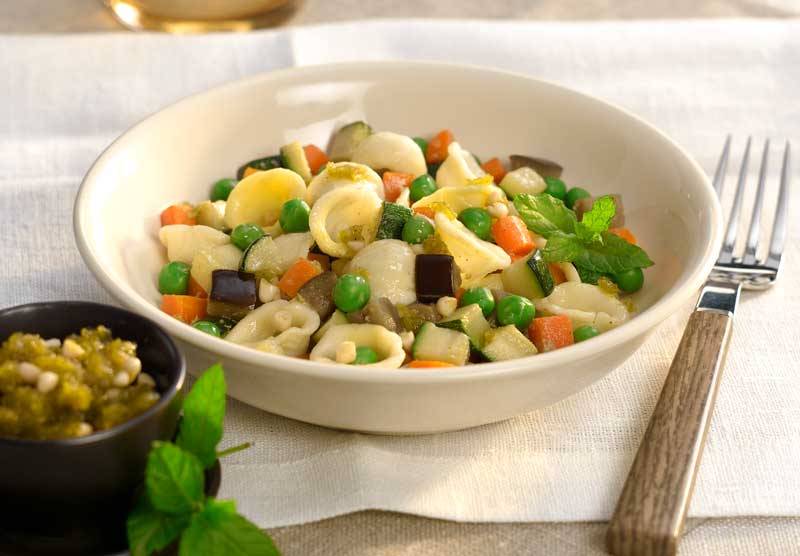 Pasta. Orechiette con pesto de dátiles