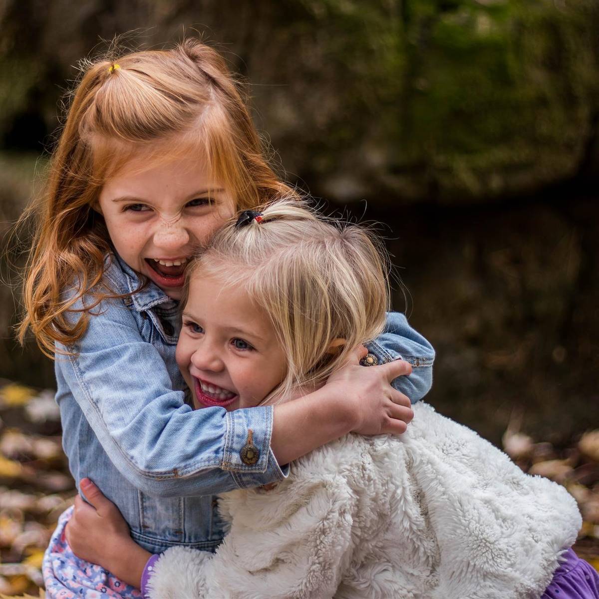 Dos niñas abrazadas