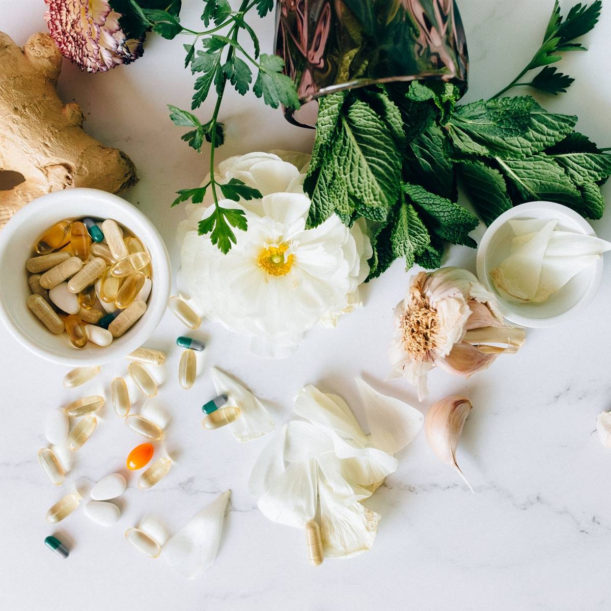 Pastillas y cápsulas de suplementos naturales