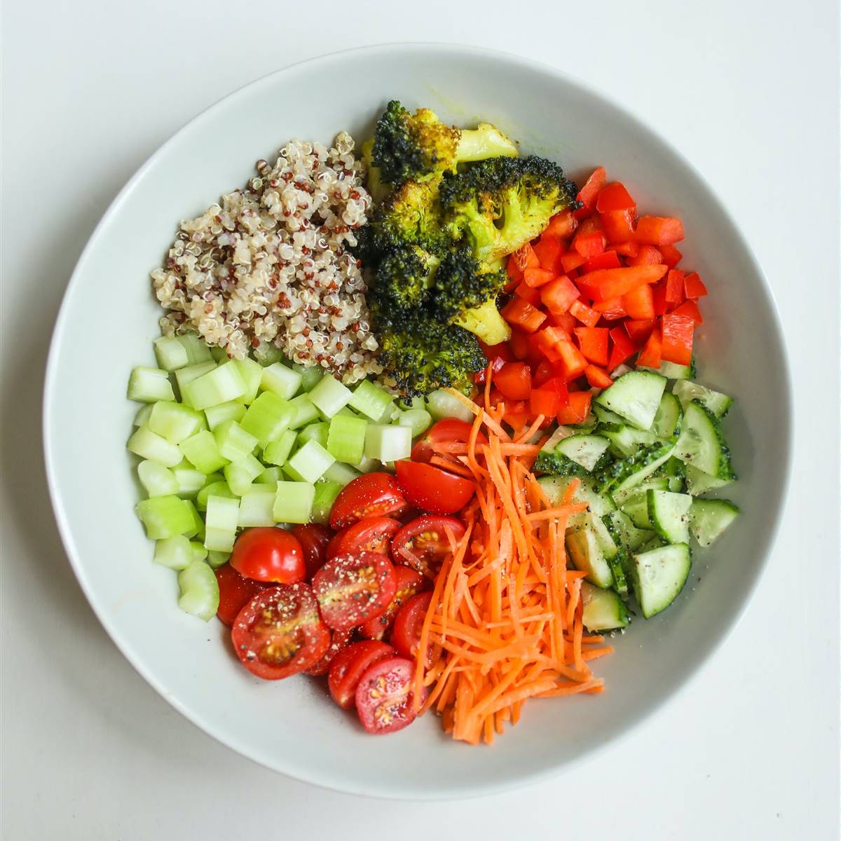 Plato de vegetales y cereales