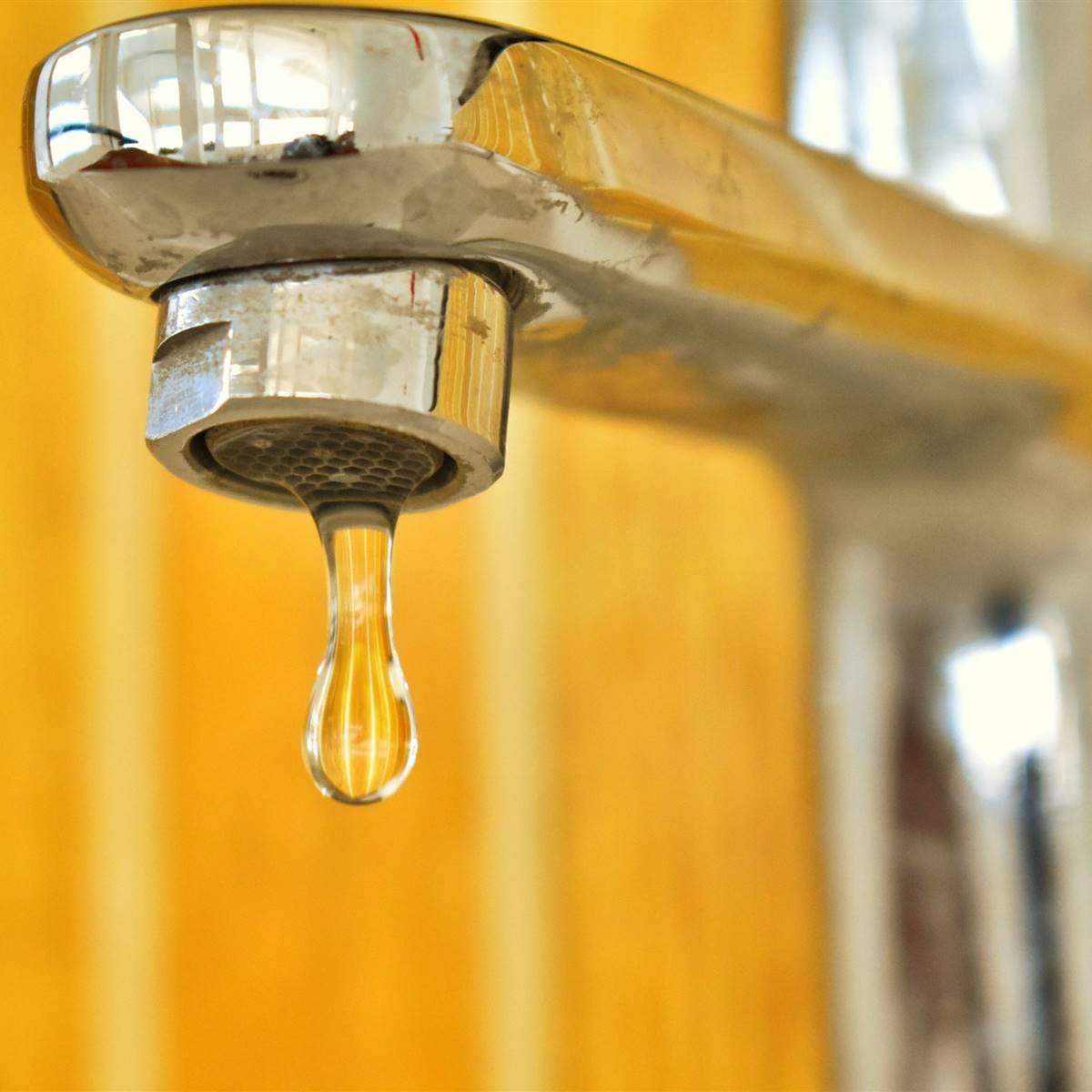 Grifo con una gota cayendo