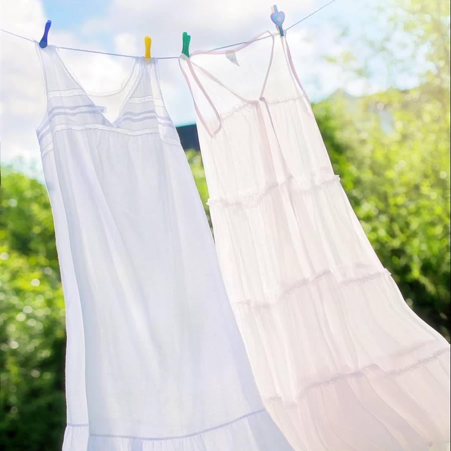 Dos vestidos secándose al sol