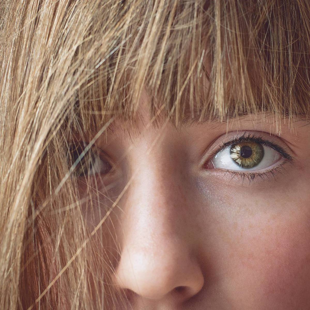Ojos y nariz de chica rubia