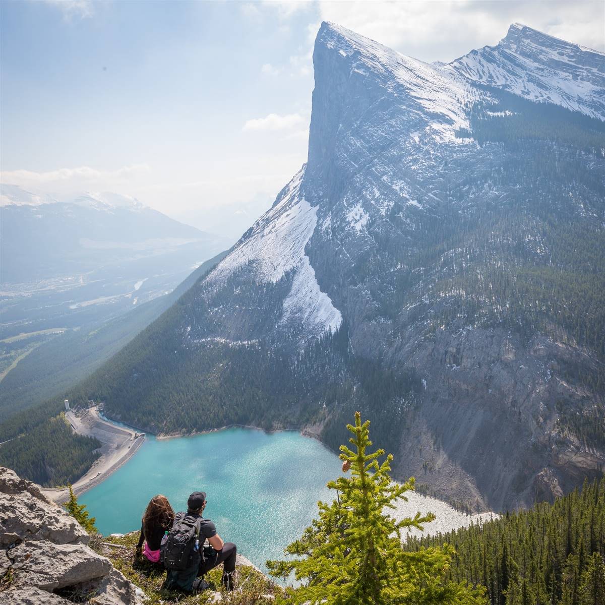 Pareja descansando frente a un paisaje montañoso