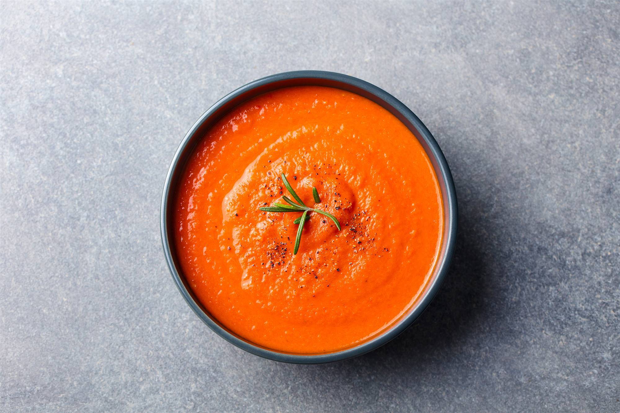 Crema fría de pimientos rojos y virutas de coco
