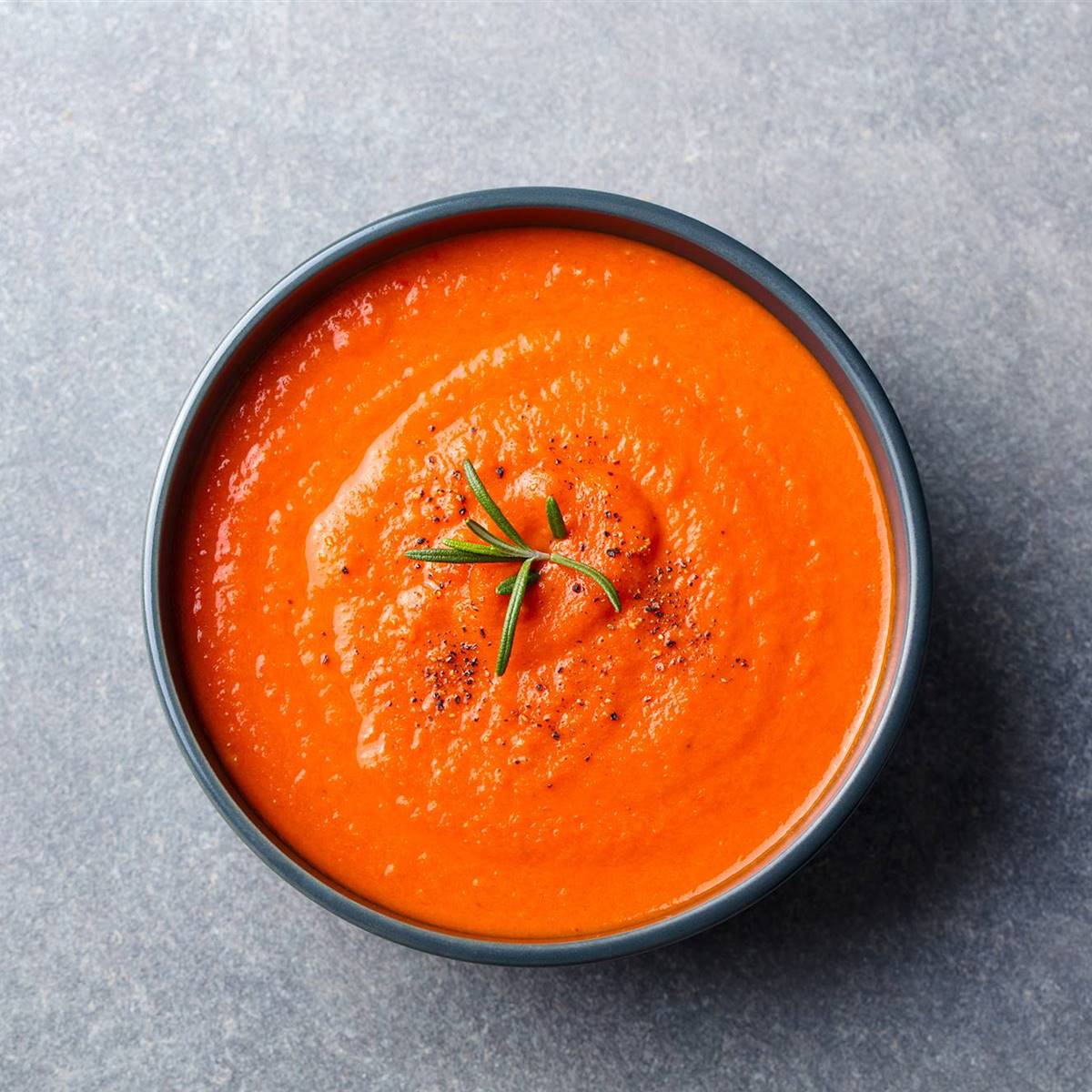 Crema fría de pimientos rojos y virutas de coco