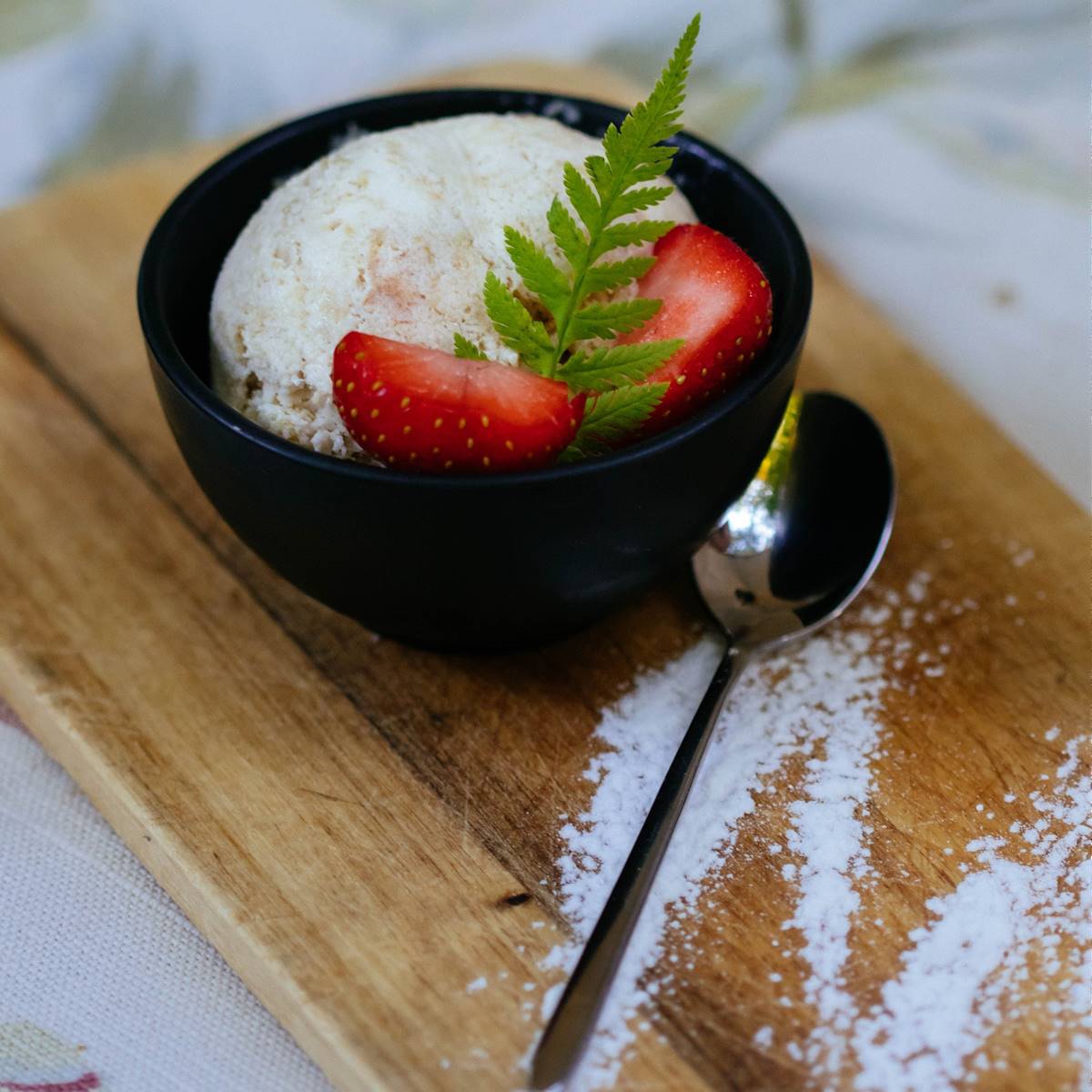 Helado con decoración de fresas y hoja
