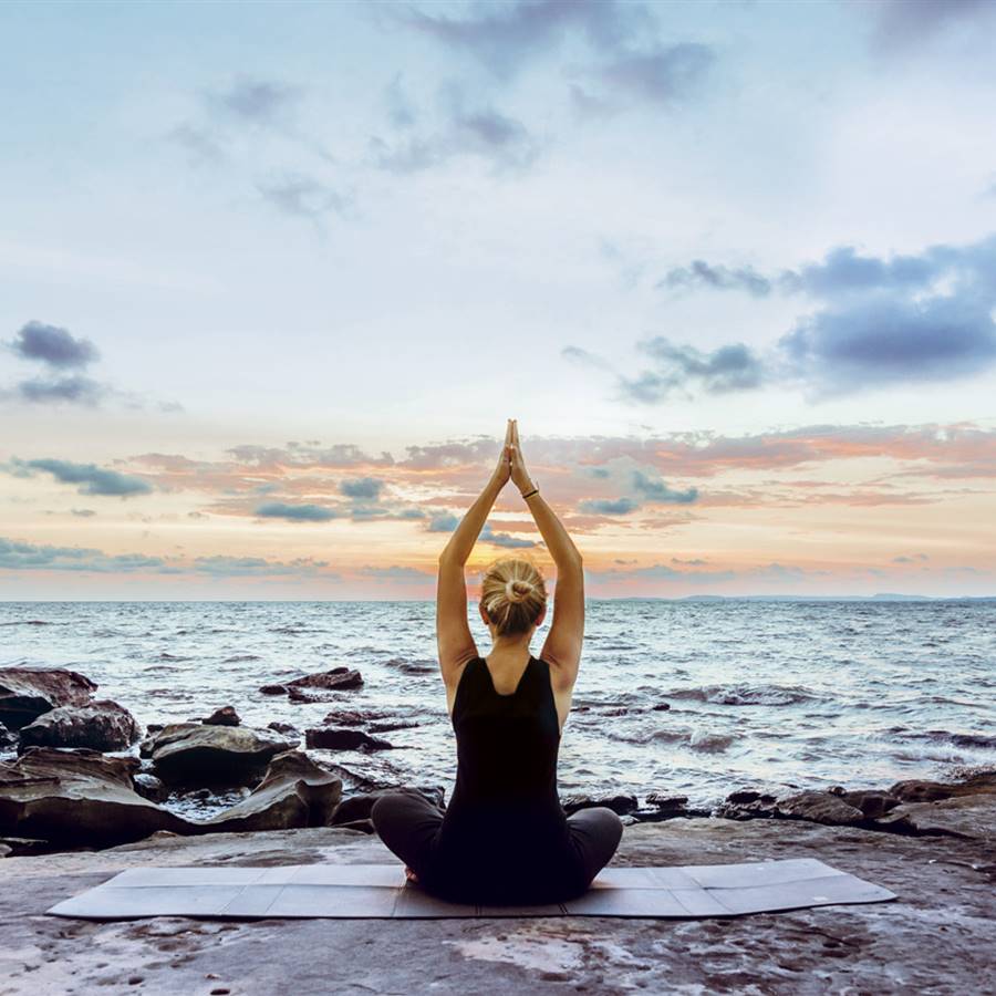 Yoga en la playa para relajarte y reconectar contigo misma 