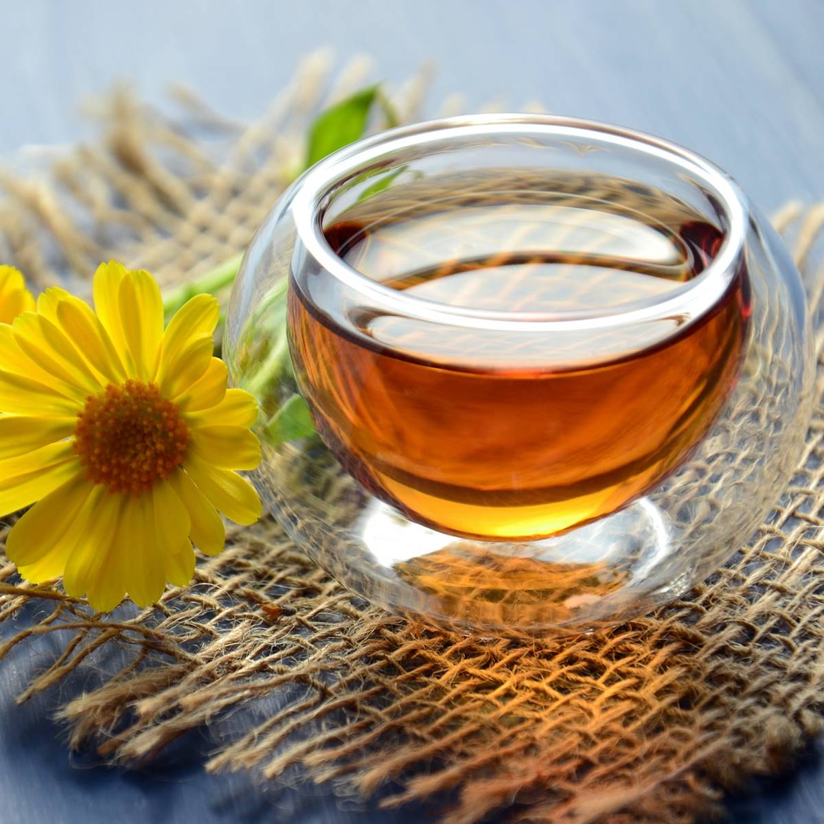 Infusión junto a dos margaritas