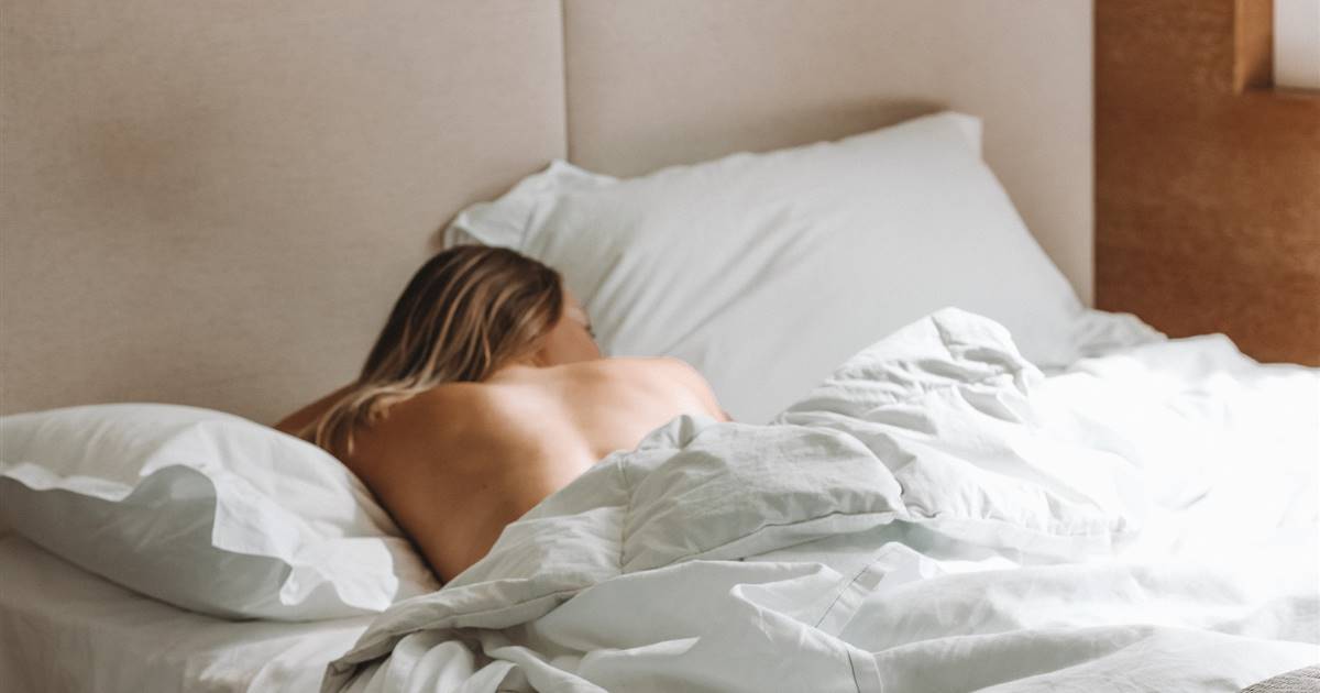 temblor Racionalización cerrar Es bueno dormir desnudo? Beneficios de dormir desnudo (y sus inconvenientes)