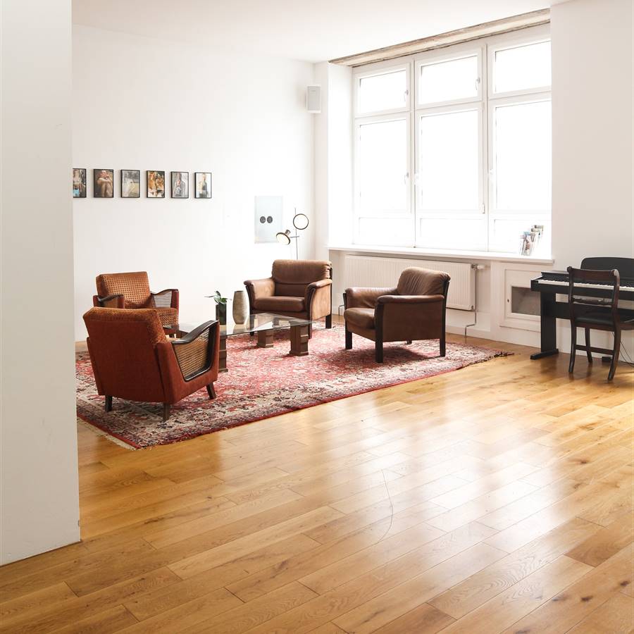 Sala de estar con suelo de parquet