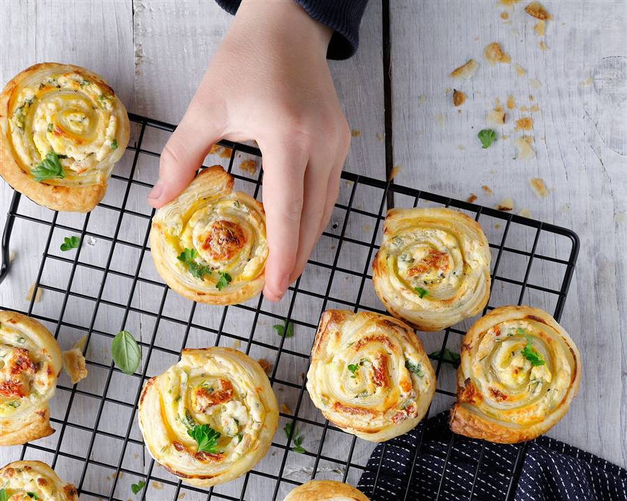 Caracolas de hojaldre estilo pizza
