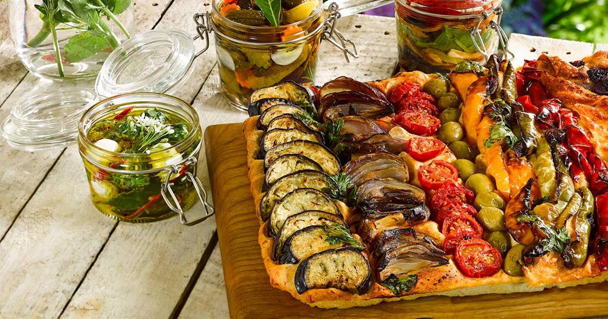 Cómo hacer masa de coca salada. Receta de coca de cebolla y piñones