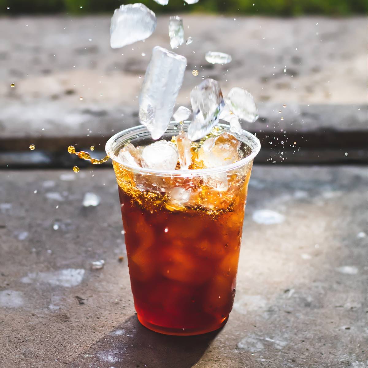 Vaso de refresco de cola con hielo