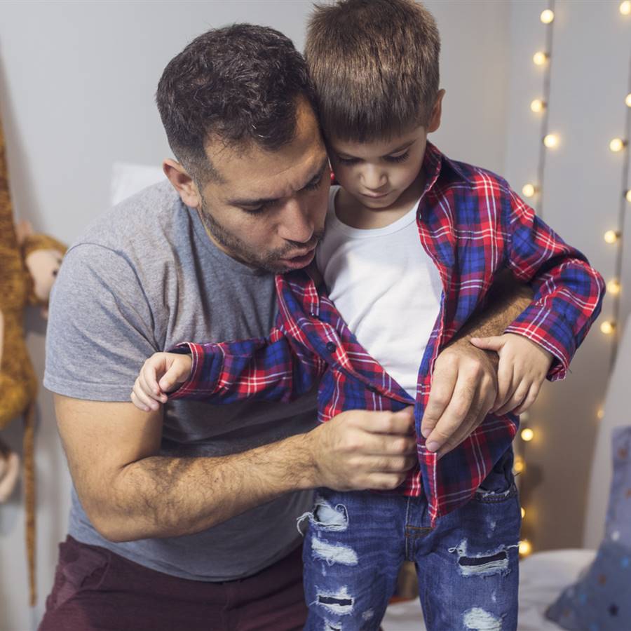 ¿Vistes a tu hijo o hija para ir más rápido? Así afecta esto a su autoestima y desarrollo