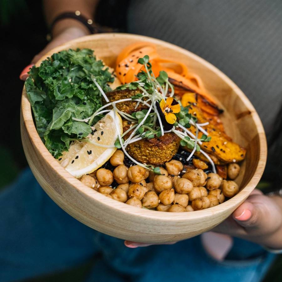 Cómo hacer una ensalada de plato único equilibrada 