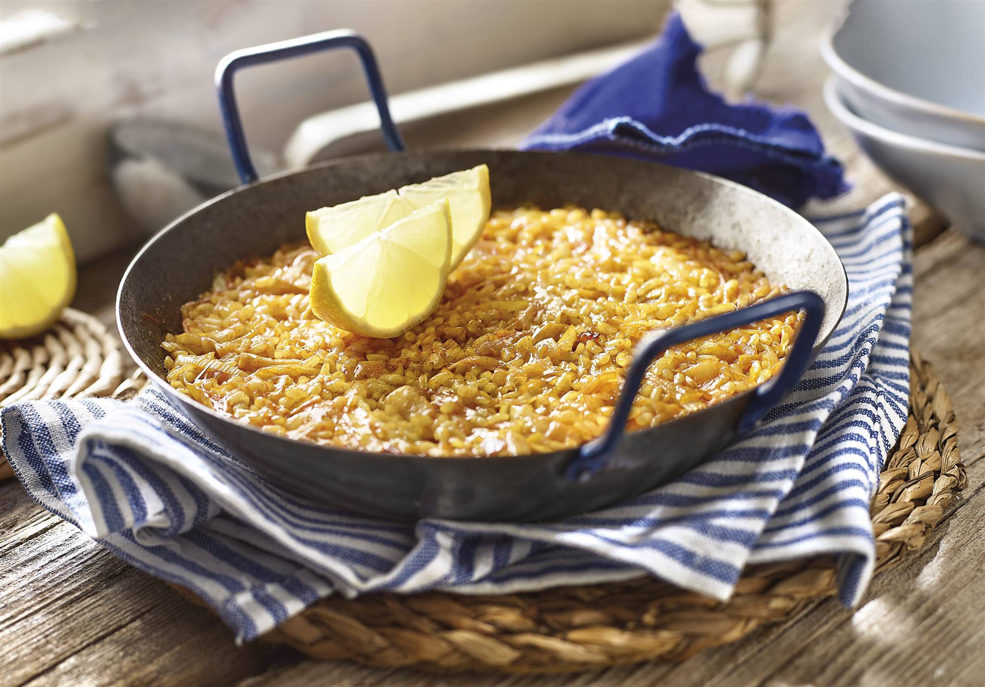 arroz-a-banda. Arroz a banda marinero con alga wakame  y espagueti de mar