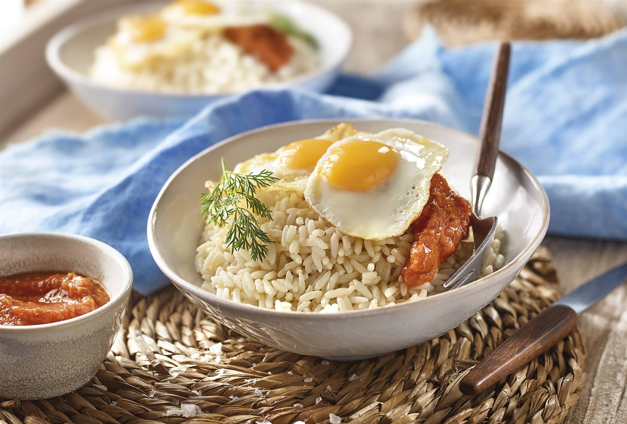 arroz-a-la-cubana. Arroz integral a la cubana con salsa de  tomate casera y huevos de codorniz