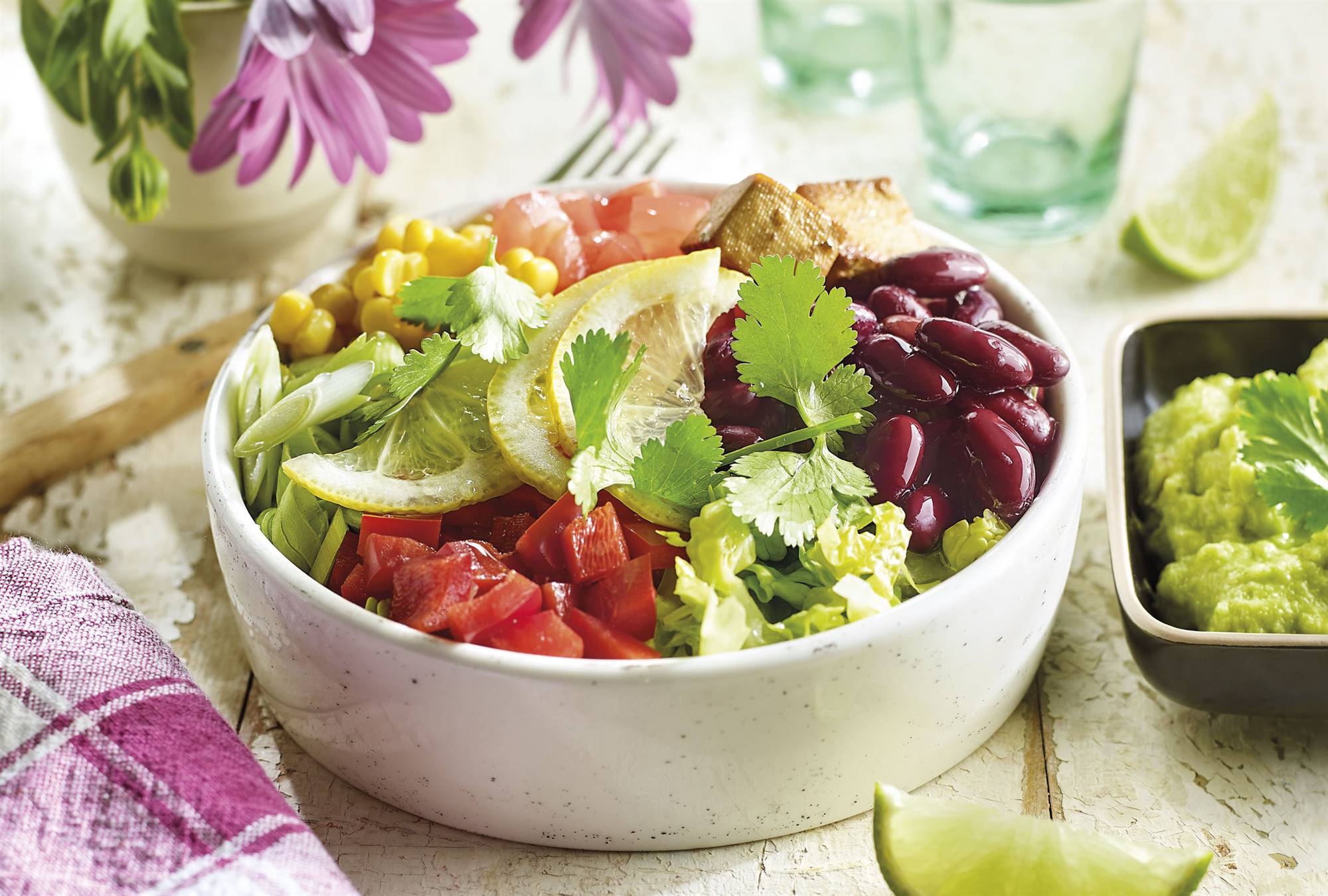 receta-ensalada-aguacate-tofu-alubias
