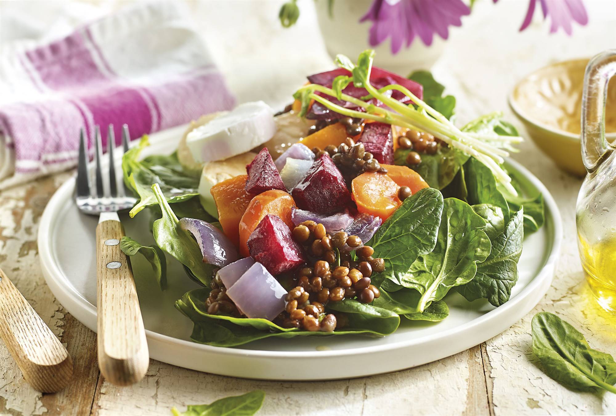 receta-ensalada-verduras-horno-lentejas-feta