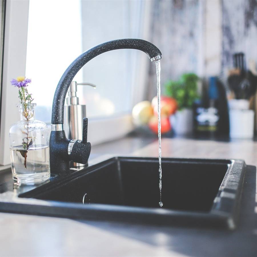 ¿Es recomendable dejar que corra el agua para que salga fresca?