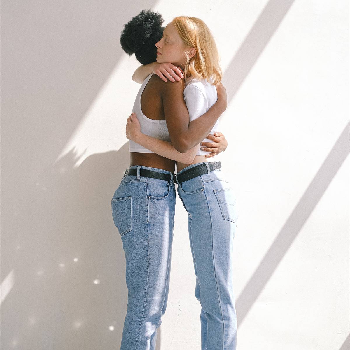 Dos chicas dándose un abrazo