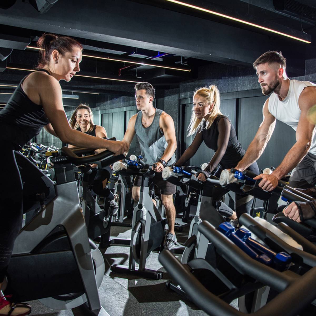 Entrenamiento con bicicleta estática: Rutinas para principiantes en el gym