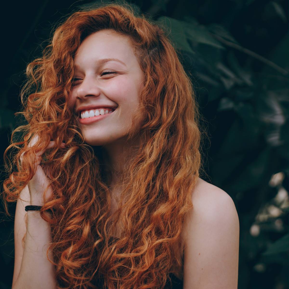 Chica pelirroja con cabello rizado