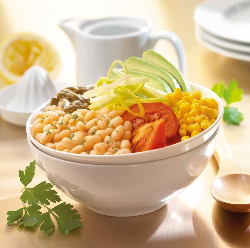 Ensalada de alubias, maíz, aguacate y pipas de calabaza