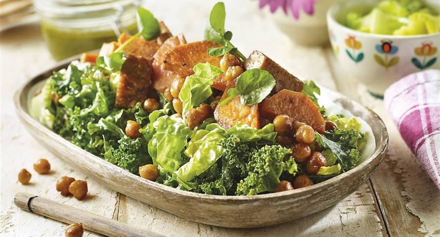 Salade César végétarienne avec chou frisé, tempeh et pois chiches croustillants
