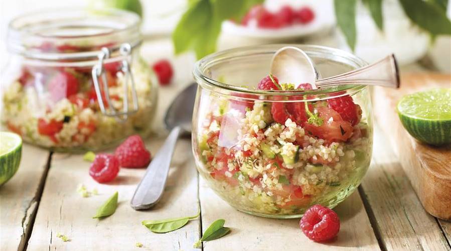 Ensalada de bulgur con tomate rosa, frambuesas y un toque de lima