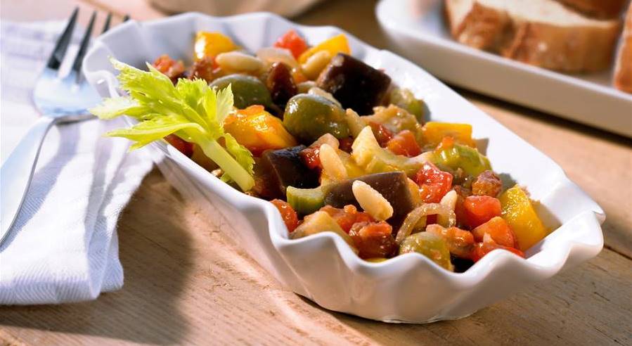 Caponata siciliana, una completa ensalada para cenar sano y ligero.