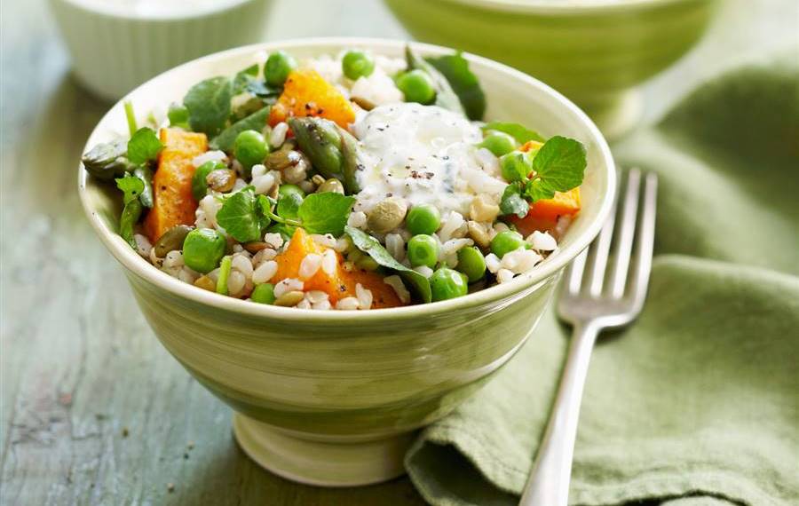 Ensalada de arroz integral con verduritas estilo "tres delicias"