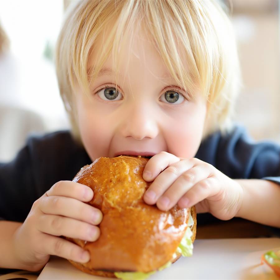 Los niños que comen rápido pueden aumentar de peso