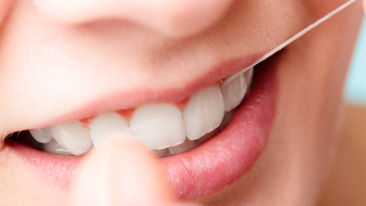 ¿Cómo debe utilizar hilo dental adecuadamente?