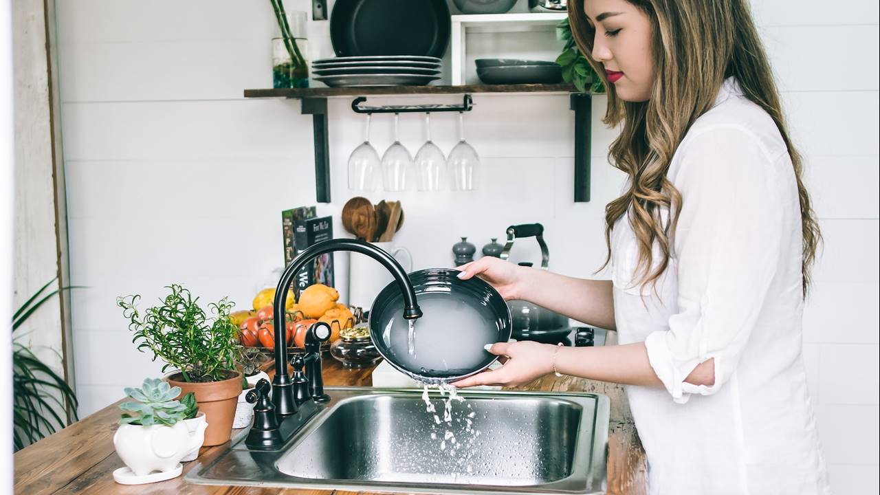 Mujer lavando los platos