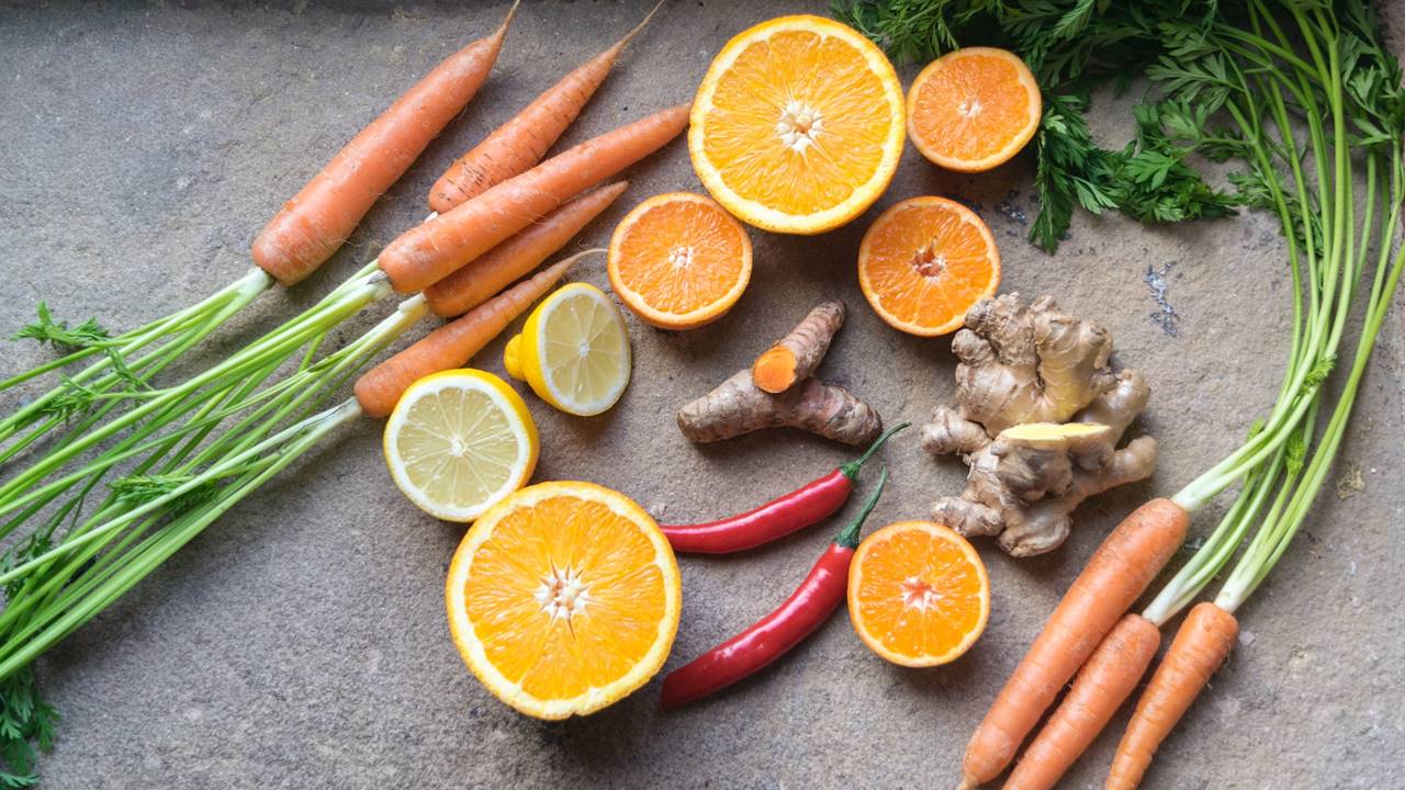 Naranjas, jengíbre, cúrcuma, zanahoria y guindillas