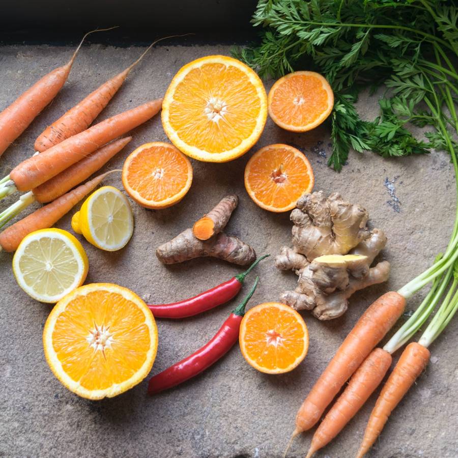 Naranjas, jengíbre, cúrcuma, zanahoria y guindillas