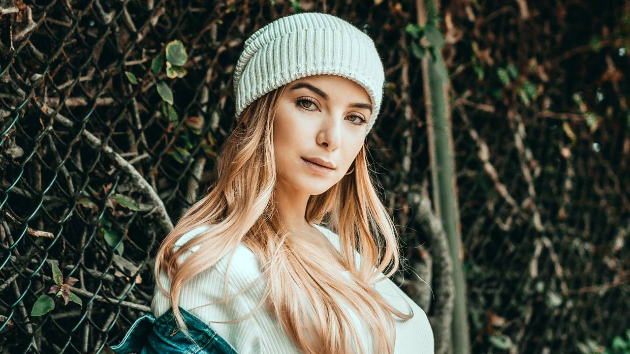 Chica rubia con gorra