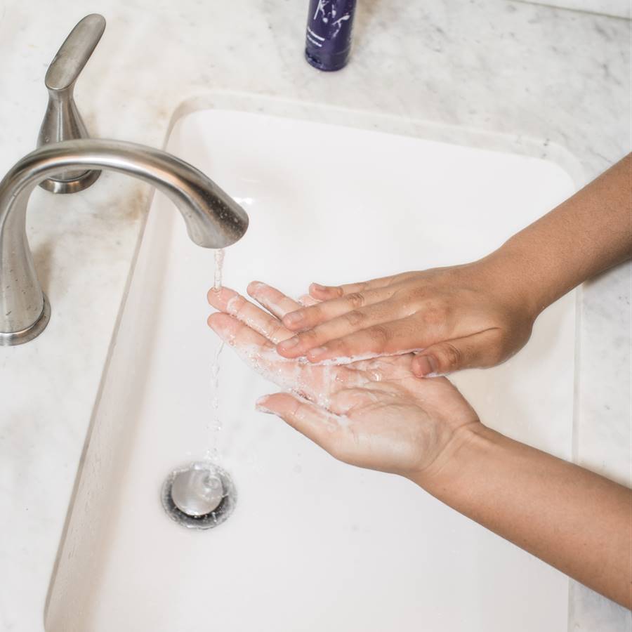 ¿Es peligroso lavarse las manos con agua fría para ahorrar?