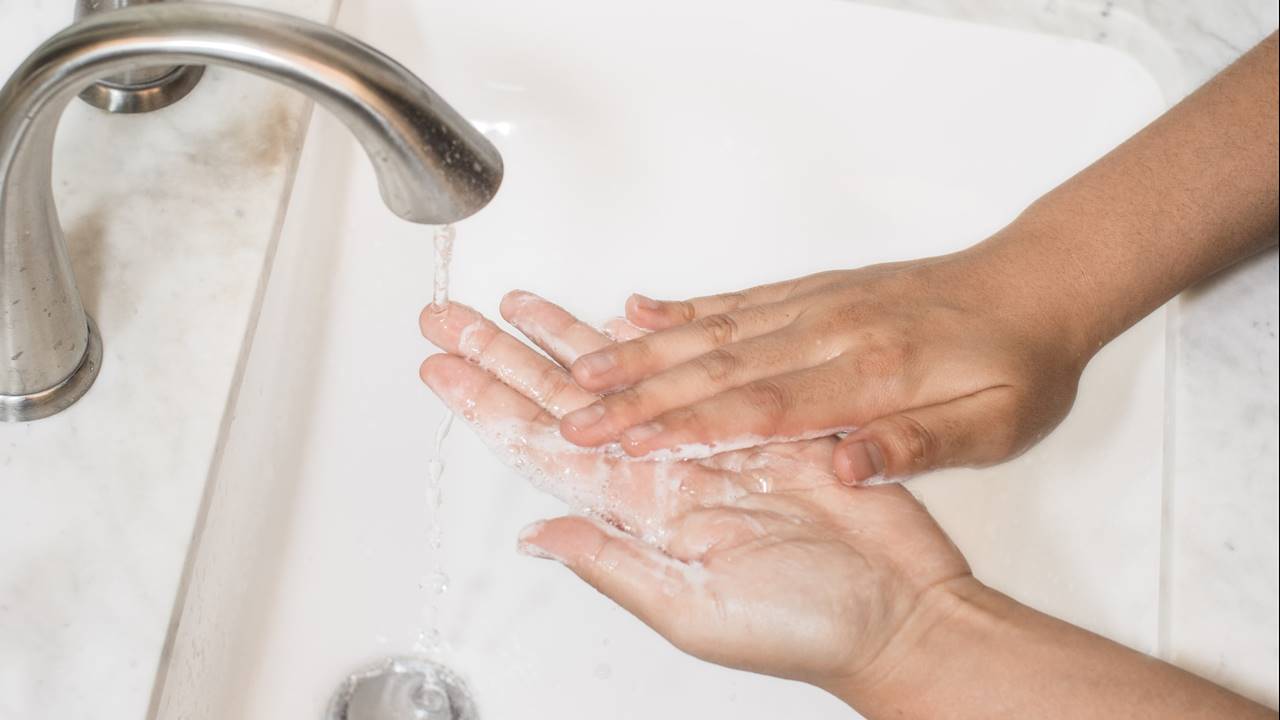 Mujer lavándose las manos