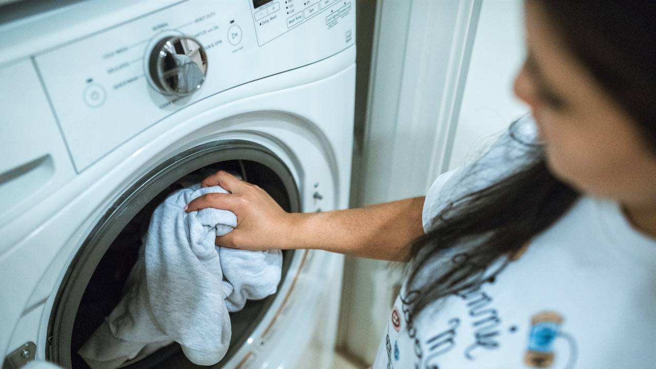 desfile Chip Hacer las tareas domésticas Cómo quitar el olor de humedad en la ropa (cuando usas secadora)