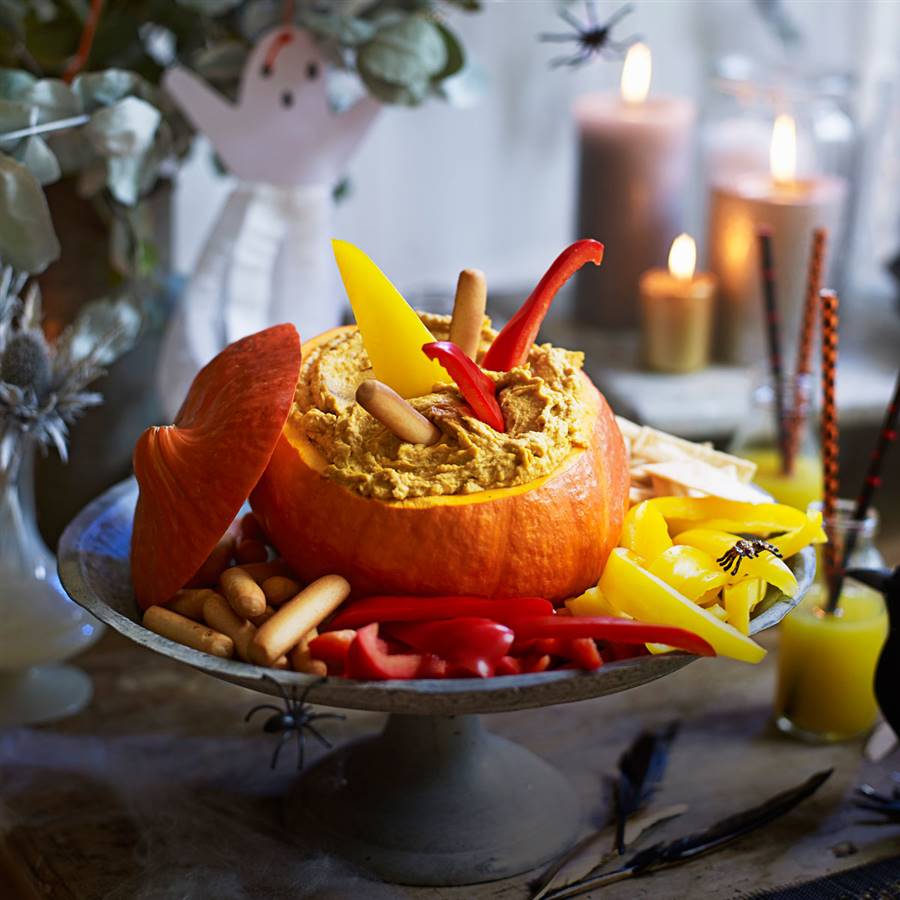 Calabaza de Halloween rellena de hummus de calabaza y alubias