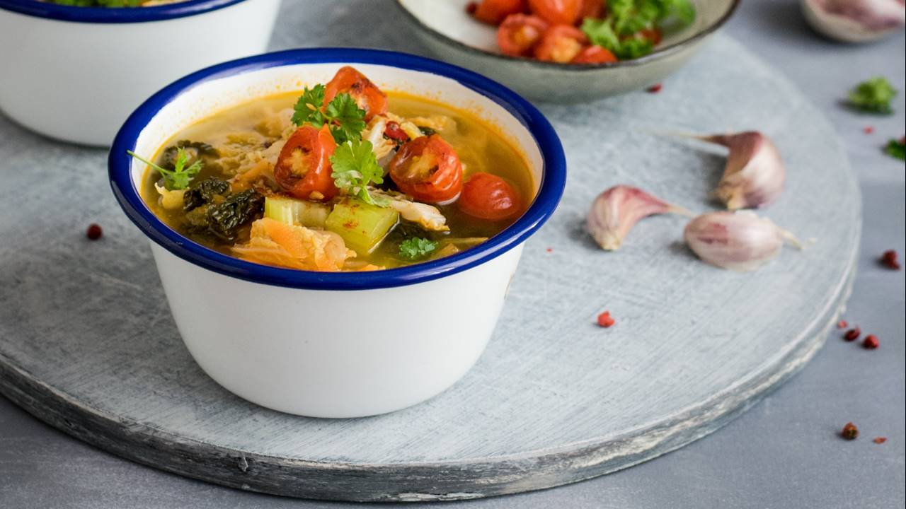 Sopa de verduras en taza